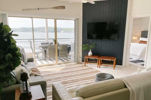 Lake Ozark Apartamento | 2 Pools, Boat Slip Waterfront Condo in Lake Ozark