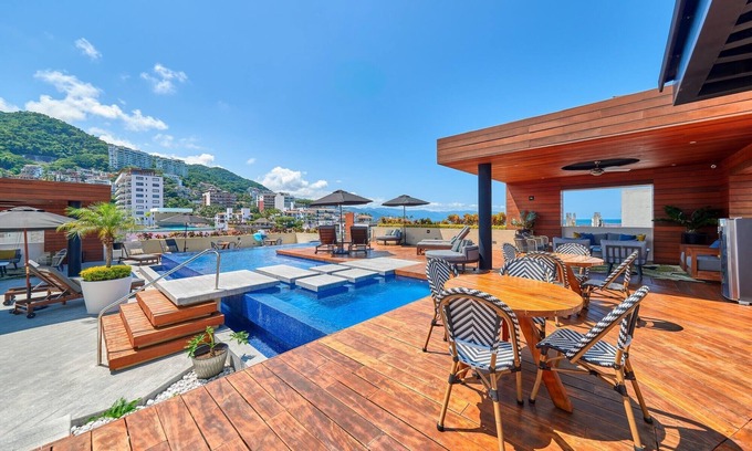 Emiliano Zapata Condominio | 2 Pools & Gym w/Workspace | Romantic Zone 1BR