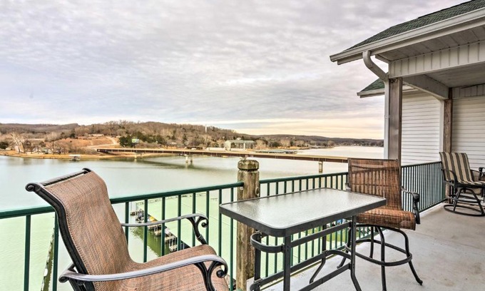Camdenton Apartamento | 2 Pools Waterfront Condo on Lake of the Ozarks!