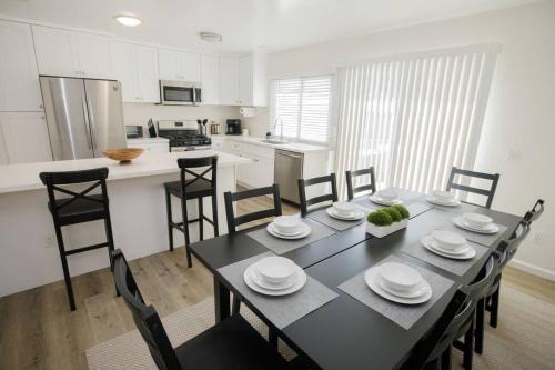 Mira Mesa Casa | 2 private masters, new beds & furniture, sleeps 12