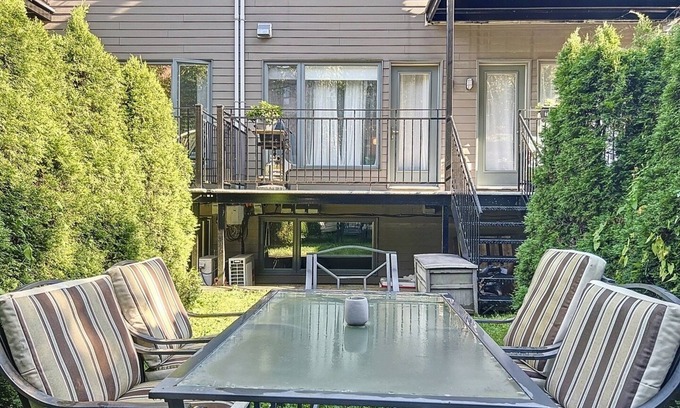 Pointe-Saint-Charles Apartamento | 2 queen beds, private yard, balcony, near downtown / Charlevois metro station