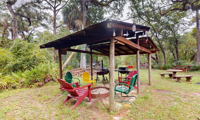 Bronson Cabina | 2 riverfront cabins with large yard, grill, firepit, canoe, & private W/D