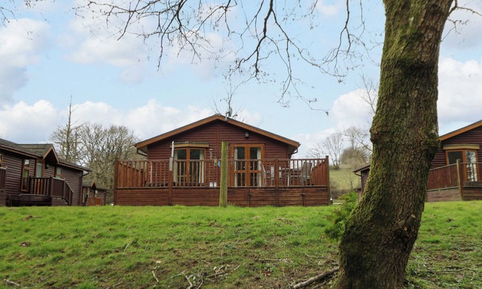 Boncath Cabaña | 2 RIVERSIDE LODGE, family friendly, with hot tub in Cenarth