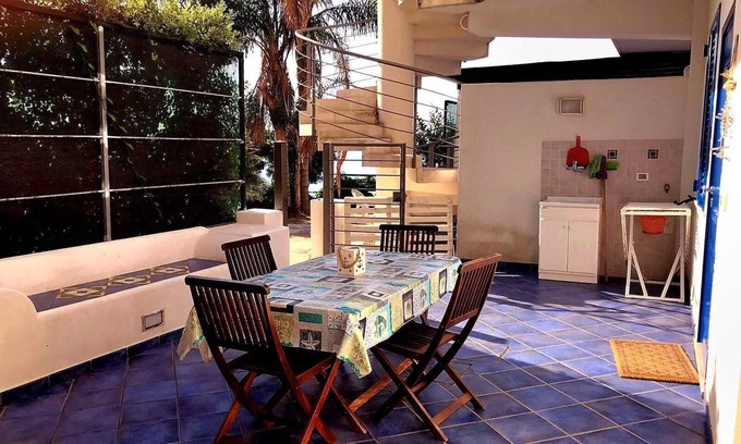 Capo d'Orlando Apartamento | Apartamento de un dormitorio de estilo eólico con gran terraza con vistas al mar.