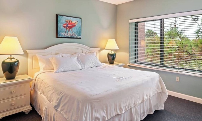 Hilton Head Complejo | 2 Rooms: 3BR Condo w/Pool, Tennis, Kitchen and Easy Access to Local Restaurant