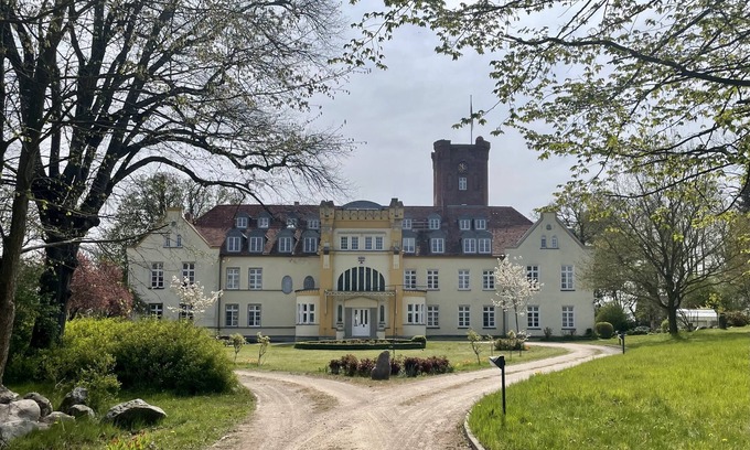 Lelkendorf Otro | 2 rooms in the castle in M-V, cleaning included