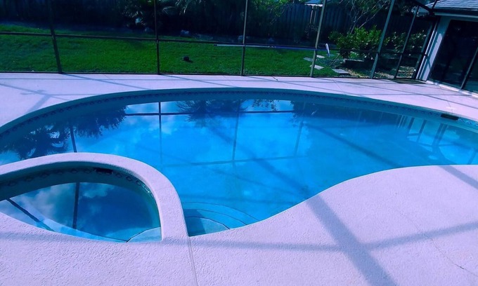 North River Shores Apartamento | 2 rooms + Private Pool. & so close to all. Quiet, Beach, golf, shops, ...