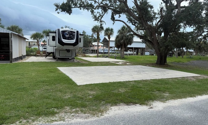 Horseshoe Beach Alquiler De RV | 2 RV Canel spaces in Horseshoe Beach on concrete slabs Price is per space.