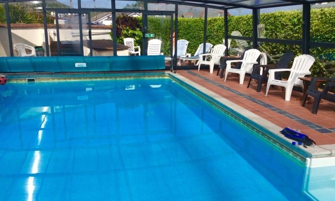 Portreath Casa | 2 ~ Corta caminata ~ Playa ~ Pubs ~ Tiendas: Htd Pool + Hottub + Garden + BBQ + FREE WiFi