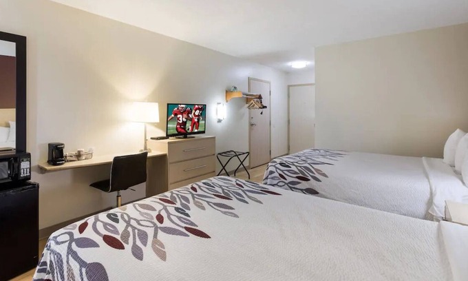 Pittsburg Casa | 2 Spaces w/ Free Coffee in Lobby w/ Parking! Close to Mountain Life Museum, KY!