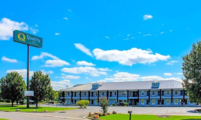 Scottsboro Hotel | 2-Star Hotel ∙ Quality Inn Scottsboro US/72-Lake Guntersville Area