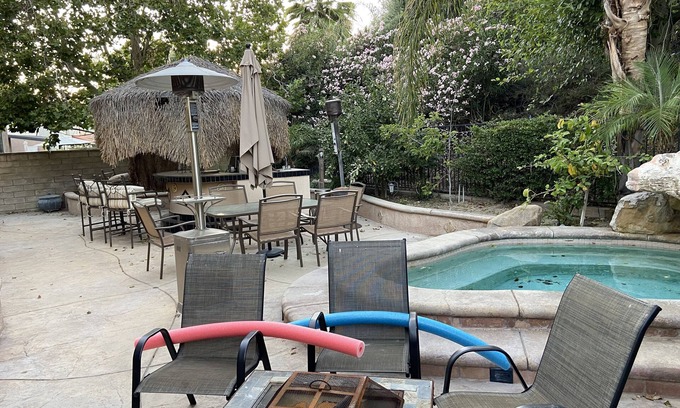 Santa Clarita Casa | 2-Storey Model Home with High Ceilings and Spacious Yard