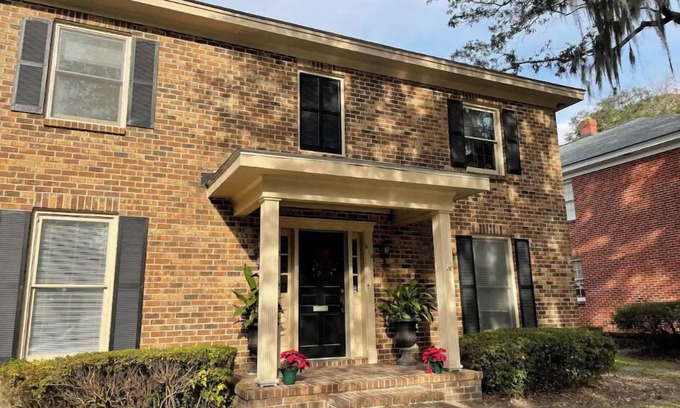 Chatham Crescent Apartamento | 2 Story apartment in Ardsley Park with patio.