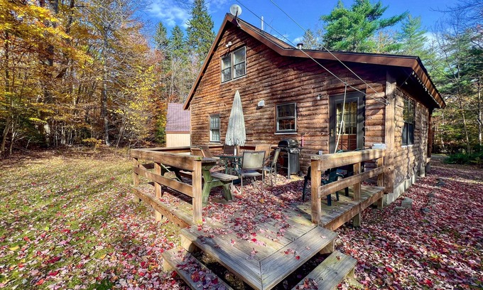 Stratton Cabina | 2-story cabin with beautiful views, deck, grill, outdoor dining area, & W/D