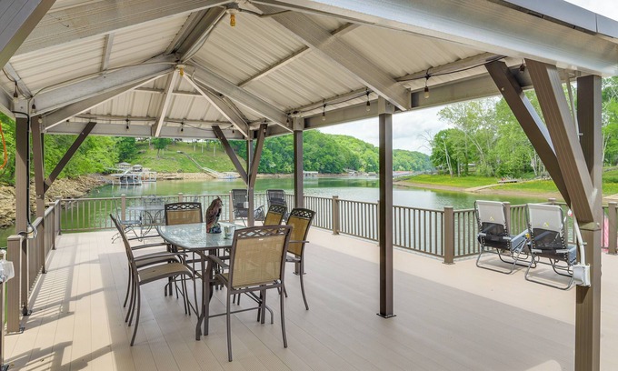 Van Buren County Casa | 2-Story Dock & Deck at Huge Family Home in Doyle!