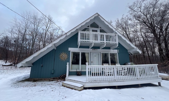 Stratton and Bromley Ski Areas Casa | 2-story dog-friendly mountain home with wood fireplace, balcony, deck, & grill
