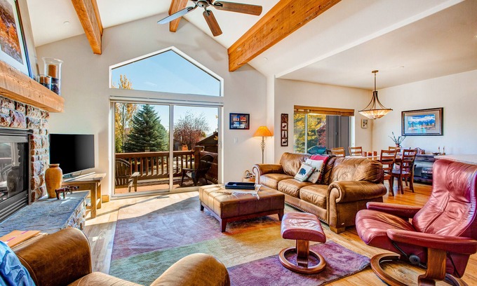 Pinebrook Casa | 2-story duplex in great location with private balcony, mountain views, fireplace