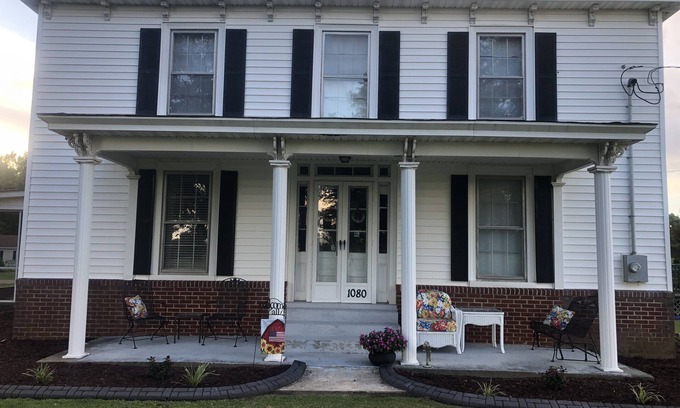 Wayne County Casa | 2 story farm house just off 795, sleeps 10+