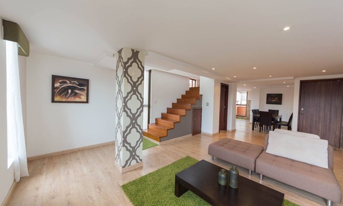 Cuenca Condominio | Condominio de 2 pisos totalmente amueblado con vista a la ciudad metropolitana