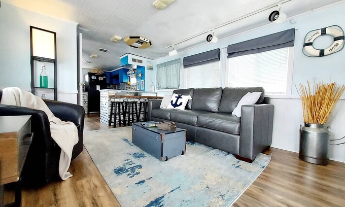 West Monroe Alquiler De Eote | 2 Story Houseboat Seeking a Captain Fishpets Ok