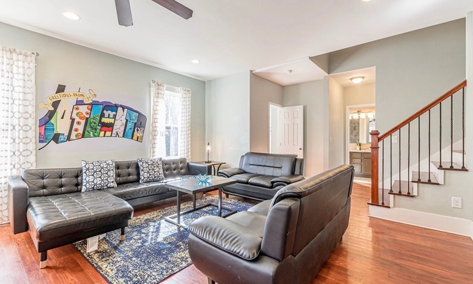 West End Apartamento | 2 Story Large Apartment | 5 min to Downtown