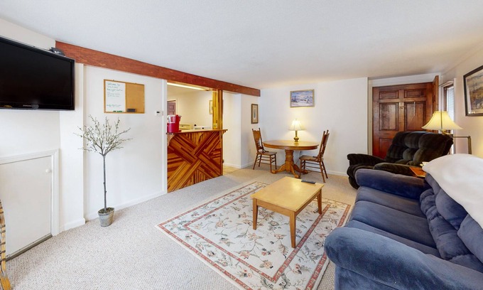 Rochester Apartamento | 2-story riverfront apt with mountain views, firepit, 2 canoes, hammock, & AC