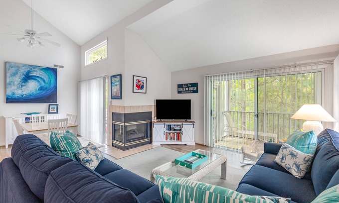 Bethany Beach Condominio | 2-Story Sea Colony Condo w/Bikes, Fireplace, Shared Pools, Gym, Sauna, & Tennis
