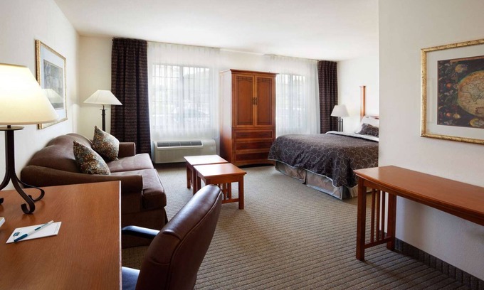 Vance Jackson Apartamento | 2 Studio Suites about 8-miles from San Antonio International Airport! W/ Pool!