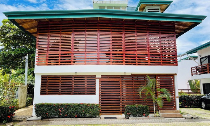 Naranjo Casa | 2-Suite Villa, 200 Meters from Quiet Beach, Fast Internet, Pool, Parking