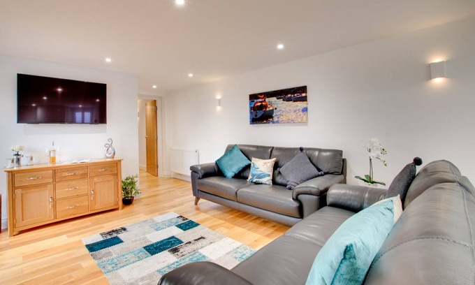 Dartmouth Cabaña | 2 The Sail Loft