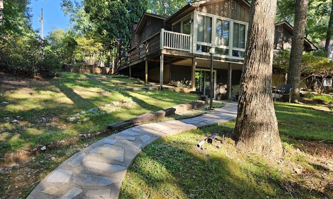 Huddleston Casa | 2 to 3 Night Minimum Year 'Round! Enchanted lakefront home with 1 level living! Come Visit "Cove Co