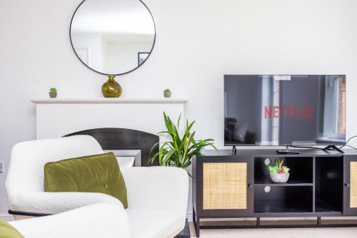 Langley Marish Casa | 2 Tracy Avenue