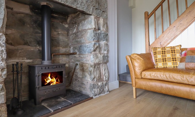 Cwmtirmynach Cabaña | 2 TY CAPEL, pet friendly, character holiday cottage in Cerrigydrudion