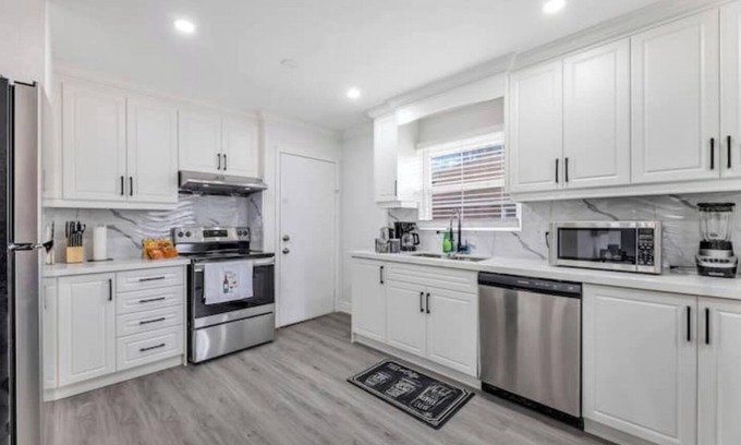 Durham Region Casa | 2 Units in 1! 5 Bedrooms / 3 Bathrooms! PS4 & BBQ!