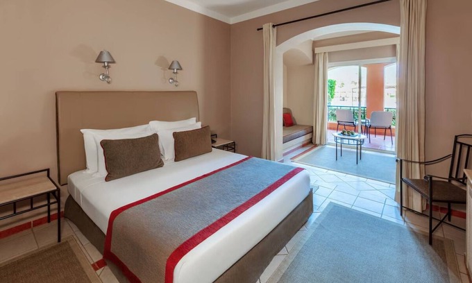 Makadi Bay Complejo | 2 Vibrant Rooms with Balcony and Outdoor Pool with Easy Access to Makadi Beach