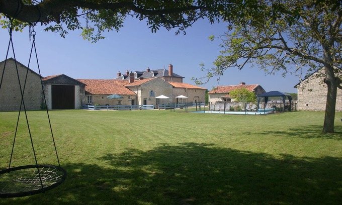 Princay Casa | 2 casas rurales de personajes recientemente convertidas con piscina y sala de juegos, cerca de Richelieu