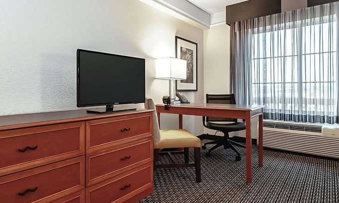 Guasti Hotel | 2 x 2 Double Beds Room at La Quinta Inn & Suites by Wyndham Ontario Airport