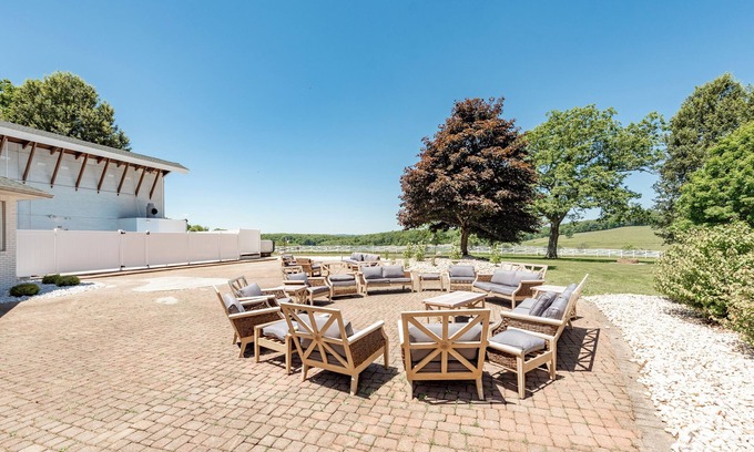 Crellin Casa | The Herrington: la propiedad de alquiler más grande en MD con piscina privada, cine en casa