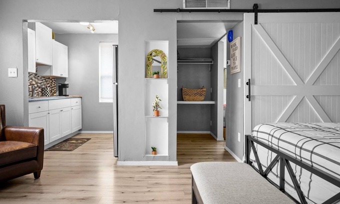 Roosevelt Condominio | 20 Chelsea Place 1 Bedroom Condo by RedAwning