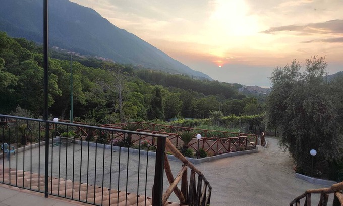 Pimonte Casa | 20 min from Pompeii and 35 min from Amalfi, structure surrounded by greenery