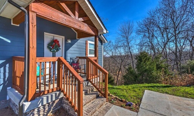 Goodlettsville Casa | 20 min to Nashville! 3000 sq ft. Peaceful setting! Beautiful views! Sleeps 16!