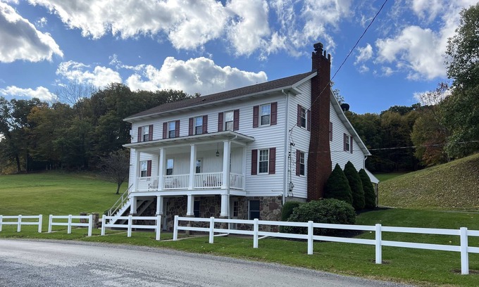 Tyrone Otro | 20 min to State College! 1860’s country home. Spacious/quiet/walking tr