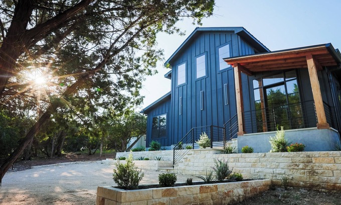 Austin Casa | 20 mins to downtown/Cowboy Pool /Hot Tub/Patio/Sleeps 12