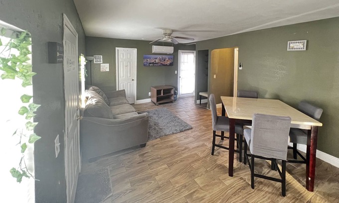 Winter Garden Casa | 20 minutes to the theme park! Family-sized 2/1 with backyard sleeps 7