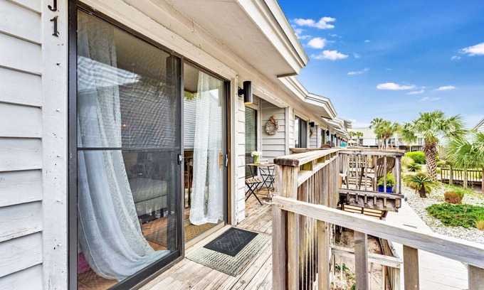 East End Casa | 30% OFF Summer! 1BR/1BA Dog-Friendly Townhome, Near State Park