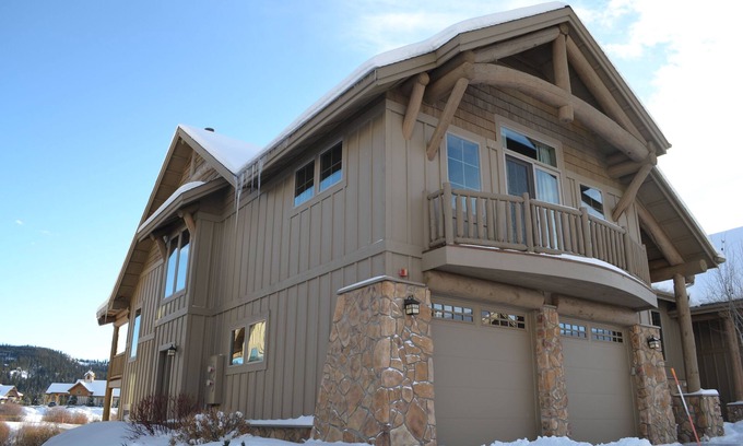 Big Sky Meadow Village Casa | 20% de descuento; Casa de lujo w / montaña / creek vistas; Sauna / sala de vapor; Alto nivel / pacífico