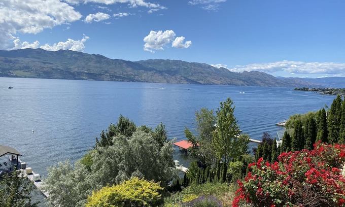 Central Okanagan Casa | 20% off month,Beach,Dock,golf green on LkOkanagan,5 bdr,large outdoor deck,patio