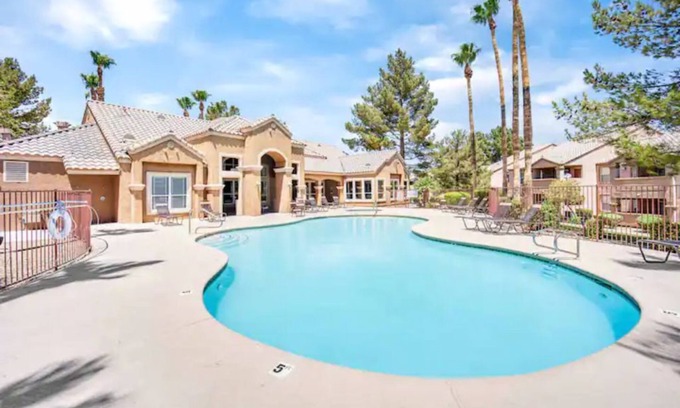 Summerlin Condominio | 20% off New Cozy Condo Pool Spa & Gym!
