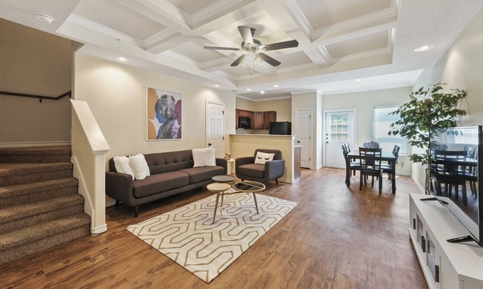 Selma Casa | 20% OFF Updated 3BR 2.5BTH Townhome - Pet-friendly - Fast WiFi-Driveaway Parking