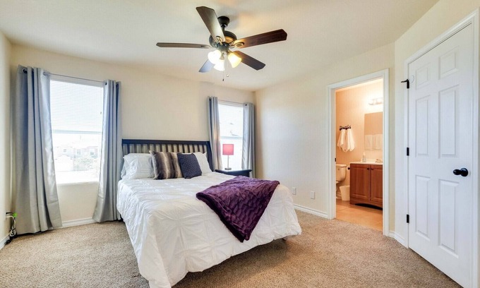 Selma Casa | 20% OFF Updated 3BR 2.5BTH Townhome - Pet-friendly - Fast WiFi-Driveaway Parking
